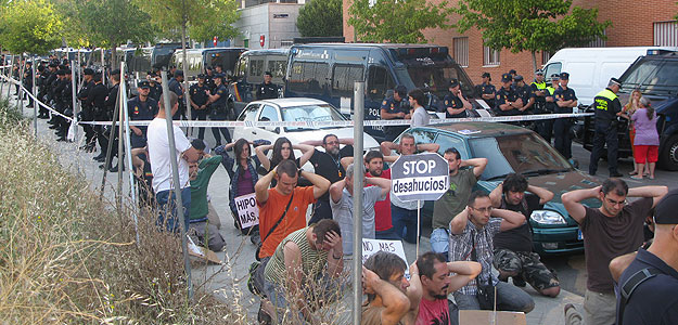 Despliegue policial en un desahucio en Carabanchel
