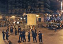 Despliegue policial en la Puerta del Sol para ejercer de cortafuegos entre peregrinos y laicos