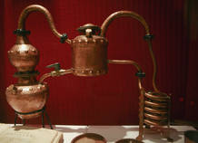 Destiladora del siglo XVII, expuesta en el Museo del Cocktail Americano, en Luisiana.