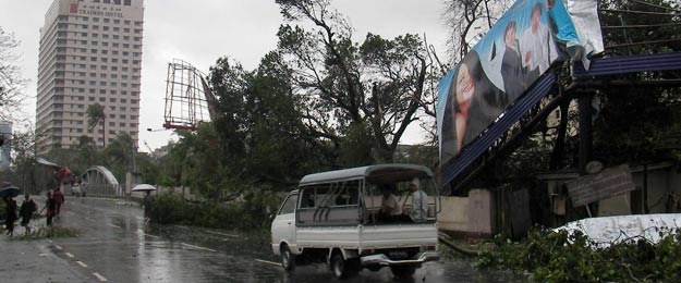 El cicl&oacute;n 'Nargis' ha provocado numerosos destrozos como vallas y &aacute;rboles ca&iacute;dos en el centro de Rang&uacute;n, la capital de Birmania. El Estado ha declarado el estado de emergencia en cinco regiones y el cicl&oacute;n ya ha causado la muerte de al menos cuatro p