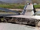 El puente de la carretera que lleva a Fossa, cerca de LAquila, tras quedar totalmente destruido durante el terremoto.
