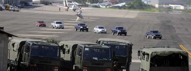 Detalle de el aeropuerto de Tegucigalpa custodiado por militares tras el anuncio de la intenci&oacute;n de regresar del depuesto presidente, Zelaya.