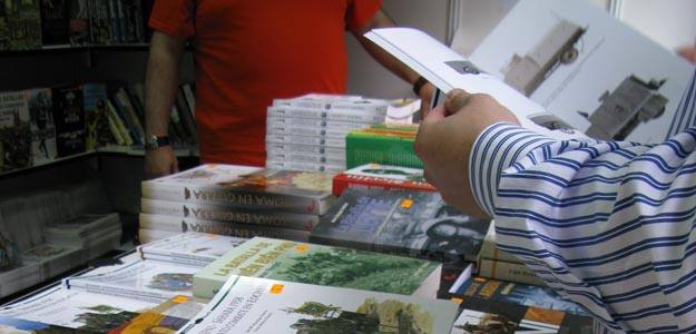 Un lector en la Feria del Libro Un lector en la Feria del Libro