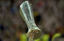 Detalle del trofeo de la Liga Europa en manos de un jugador del Atl&eacute;tico de Madrid.