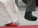 Detalle del zapato el papa Benedicto XVI y la f&eacute;rula del rey Juan Carlos