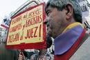 Detalle de una de las pancartas que varias personas han portado durante la manifestaci&oacute;n