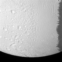 Detalle de la superficie helada de una de las siete lunas de Saturno
