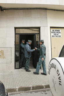 Agentes de la Guardia Civil en el exterior del domicilio de la pareja detenida tras la muerte de su hijo de dos a&ntilde;os.