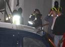 Agentes de la Polic&iacute;a Nacional conducen a uno de los dos detenidos, que podr&iacute;an formar parte de un grupo de legales (sin fichar) de la banda terrorista ETA.