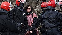 Ir al Video&nbsp;Detenida la colaborada con ETA Urtza Alkorta protegida por un 'muro humano' en un puente de Ondarroa