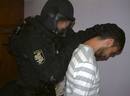 La Polic&iacute;a se lleva a uno de los ocho detenidos en la operaci&oacute;n 