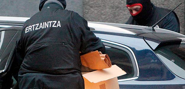 Agentes de la División Antiterrorista y de Información de la Ertzaintza registran en Guipúzcoa el domicilio de un detenido por violencia callejera. Agentes de la División Antiterrorista y de Información de la Ertzaintza registran en Guipúzcoa el domicilio de un detenido por violencia callejera.
