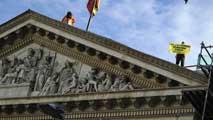 Ir al Video&nbsp;Detenidos 8 miembros de Greenpeace tras protestar en el tejado del Congreso contra la ley de costas