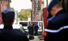 Agentes de la policía francesa en la localidad de Saint Jean de Pied de Port. Agentes de la policía francesa en la localidad de Saint Jean de Pied de Port.