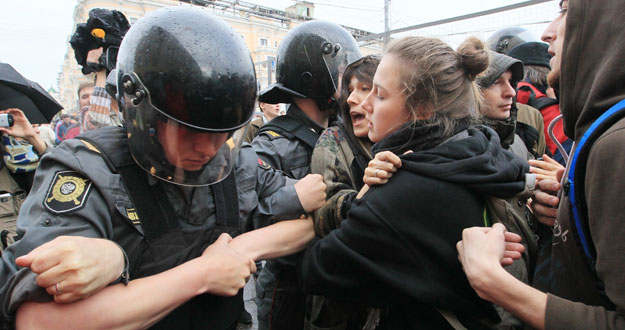 Unos policías antidisturbios forcejean con unos manifestantes que participan en una protesta no autorizada en el centro de Moscú. Unos policías antidisturbios forcejean con unos manifestantes que participan en una protesta no autorizada en el centro de Moscú.