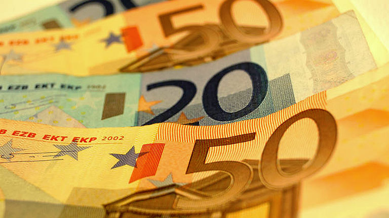 La deuda p&uacute;blica espa&ntilde;ola cerr&oacute; 2011 en el 68,5% del PIB y la de las CC.AA. marca r&eacute;cord hist&oacute;rico