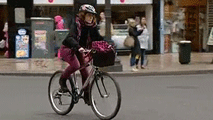 Ir al Video&nbsp;La DGT quiere fomentar el uso del casco para la bicicleta en ciudad, pero los usuarios se oponen