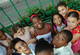 Un grupo de ni&ntilde;os posan para la c&aacute;mra a las puertas de una escuela en La Habana. Frente a la tranquilidad que se ha vivido en La Habana, la noticia de la renuncia de Castro ha tenido una enorme repercusi&oacute;n en todo el mundo.