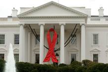 La fachada principal de la Casa Blanca luce un gran lazo rojo con motivo del D&iacute;a Internacional del SIDA en Washington, (Estados Unidos).