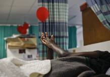 Un paciente permanece en su cama del centro para enfermos de sida Hillcrest, en Durban, Sudáfrica Un paciente permanece en su cama del centro para enfermos de sida Hillcrest, en Durban, Sudáfrica