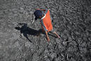 Ni&ntilde;o en tierra seca en el Lago Tisma en Managua