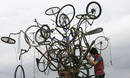 Estudiantes hacen &aacute;rbol con restos de bicicletas en Manila, Filipinas