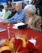 Los escritores Ana Mar&iacute;a Matute y Eduardo Mendoza, durante la firma de libros con motivo del d&iacute;a de Sant Jordi.