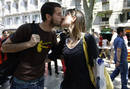 Una pareja se besa en Las Ramblas de Barcelona durante la celebraci&oacute;n del d&iacute;a de San Jordi.
