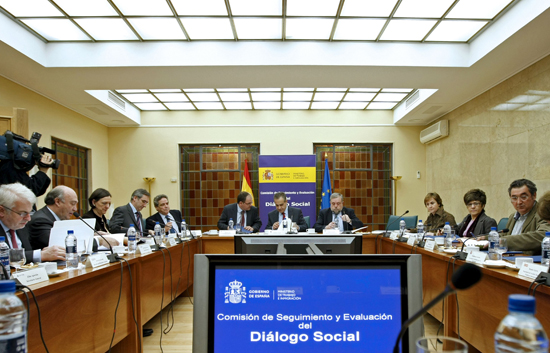 El gobierno ha presentado a sindicatos y patronal un paquete de medidas urgentes para combatir el desempleo