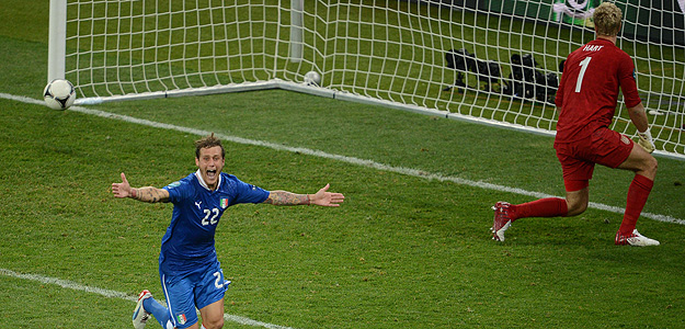 Diamanti celebra el tanto de la victoria italiana.