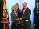 Ir al Video&nbsp;Dice Elena Salgado que la cartera que hoy le ha pasado Solbes no pesa demasiado porque se lleva entre muchos