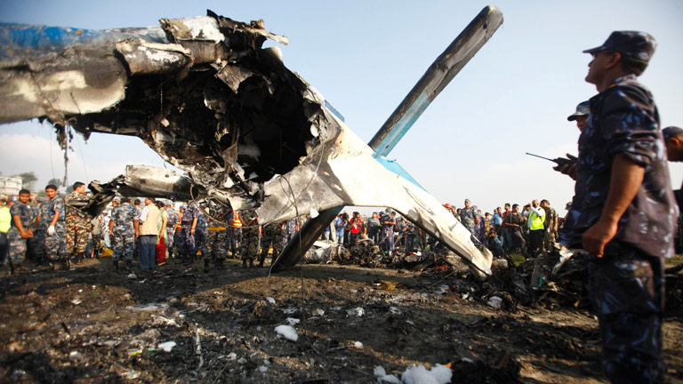 Diecinueve muertos al incendiarse un avi&oacute;n nada m&aacute;s despegar en Nepal