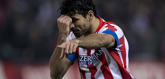 Diego Costa celebra el primero de sus dos goles de penalti.