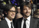 Diego Luna y Gael Garc&iacute;a Bernal posan en la entrada de la fiesta de Vanity Fair, tras los Oscar de 2007.