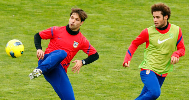 Diego Ribas y Mario Suárez, durante un entrenamiento del Atletico.