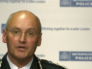 Ver v&iacute;deo  'Dimite el jefe de Scotland Yard por las escuchas ilegales'