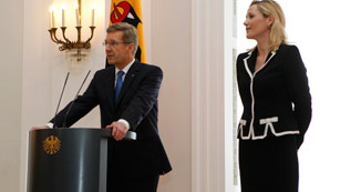 Ver v&iacute;deo  'Dimite el presidente alem&aacute;n, Christian Wulff, cercado por los casos de corrupci&oacute;n'