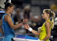 Dinara Safina saluda a su compatriota Maria Kirilenko tras su retirada por lesi&oacute;n.