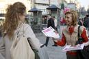 La diputada de Uni&oacute;n Progreso y Democracia, Rosa Diez, reparte propaganda de su partido por las calles de Vigo.