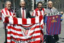 Foto de familia parlamentaria bien avenida antes del Athletic-Bar&ccedil;a de este 25 de mayo.