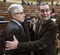 Los diputados Josep S&aacute;nchez Llibre de CIU, e I&ntilde;aki Antiguedad, de Amaiur, se saludan tras la primera sesi&oacute;n del debate de investidura.