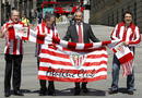 El senador del PNV Joseba Zubia y los diputados Pedro Azpiazu, Josu Erkoreka y Aitor Esteban, en sonriente exhibici&oacute;n de los colores rojiblancos del Athletic Club.