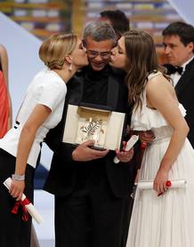 Director Abdellatif Kechiche, actresses Lea Seydoux and Adele Exarchopoulos, pose on stage after receiving the Palme d'Or award during the closing ceremony of the 66th Cannes Film Festival