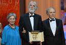 El director y los actores de Amour posan con la Palma de Oro