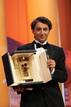 El director Benh Zeitlin posa con su premio, la C&aacute;mara de Oro, en Cannes