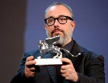 El director espa&ntilde;ol Alex de la Iglesia posa con su Le&oacute;n de Oro al mejor gui&oacute;n por su pel&iacute;cula "Balada triste de Trompeta",