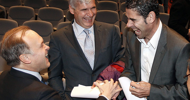 El director de Fútbol del Real Madrid, Miguel Pardeza (i), y el director deportivo del Málaga, Fernando Hierro (d), conversan junto a Pere Gratacós, del Barcelona. El director de Fútbol del Real Madrid, Miguel Pardeza (i), y el director deportivo del Málaga, Fernando Hierro (d), conversan junto a Pere Gratacós, del Barcelona.