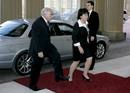 El director gerente del Fondo Monetario Internacional, Dominique Strauss-Kahn, y su esposa, Anne Sinclair, a su llegada al Palacio de Buckingham