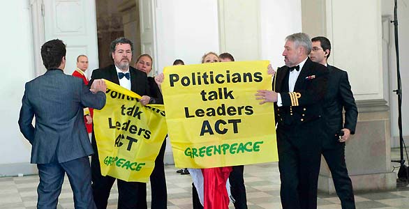 El director de Greenpeace Espa&ntilde;a despliega una pancarta en la cumbre de Copenhague