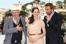 El director Jacques Audiard, la actriz Marion Cotillard y el actor belga Matthias Schoenaerts posan durante la presentaci&oacute;n de la pel&iacute;cula 